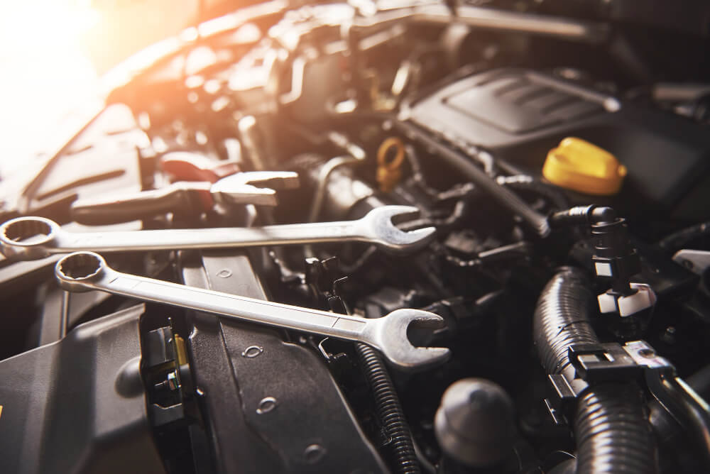 Herramientas sobre el motor de un coche para mantenimiento automotriz y vender autopartes en Mercado Libre.