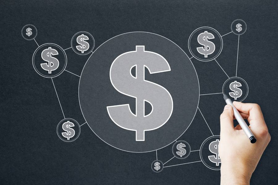 Ilustración en pizarra de un símbolo de dólar central conectado a múltiples precios, representando cómo funcionan los precios dinámicos en distintos canales