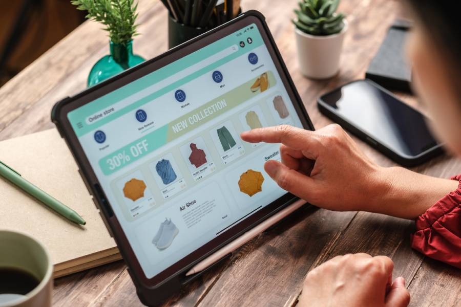 Persona comprando en tienda online desde tablet, representando comparativa ANYTOOLS vs Yuju sobre integración y SAC en marketplaces 